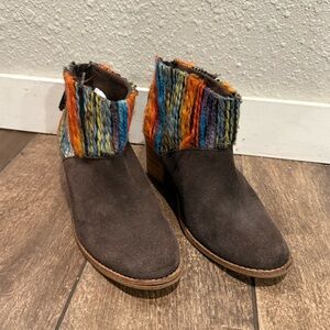 TOMS Leila suede yarn chocolate booties ankle boots Size 6.5